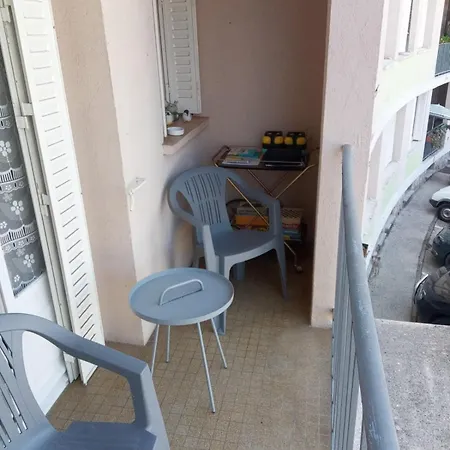 شقة Flat In Centre Of !