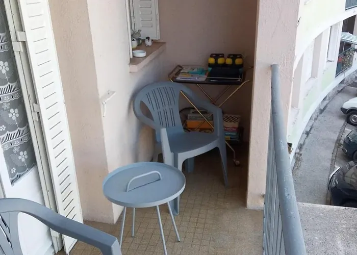 شقة Flat In Centre Of !