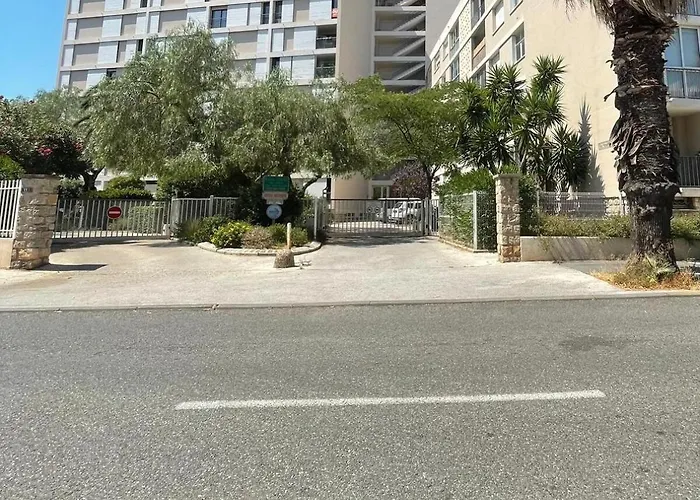 شقة Flat In Centre Of ! *